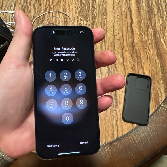 Apple iPhone 14 Pro - Picture 3 of 12